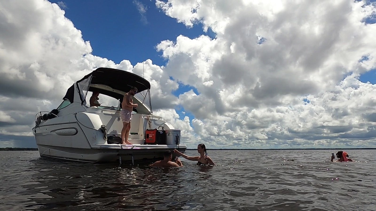 33 foot Motor Yacht Swimming
